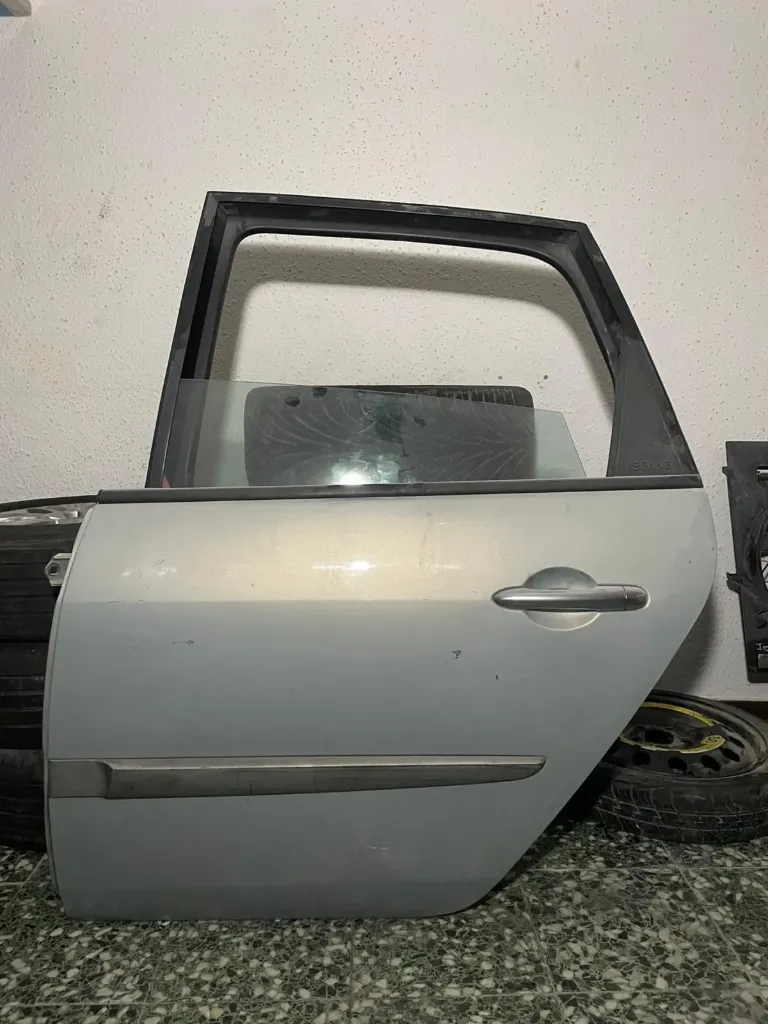 PUERTA TRASERA IZQUIERDA RENAUL SCENIC 2003