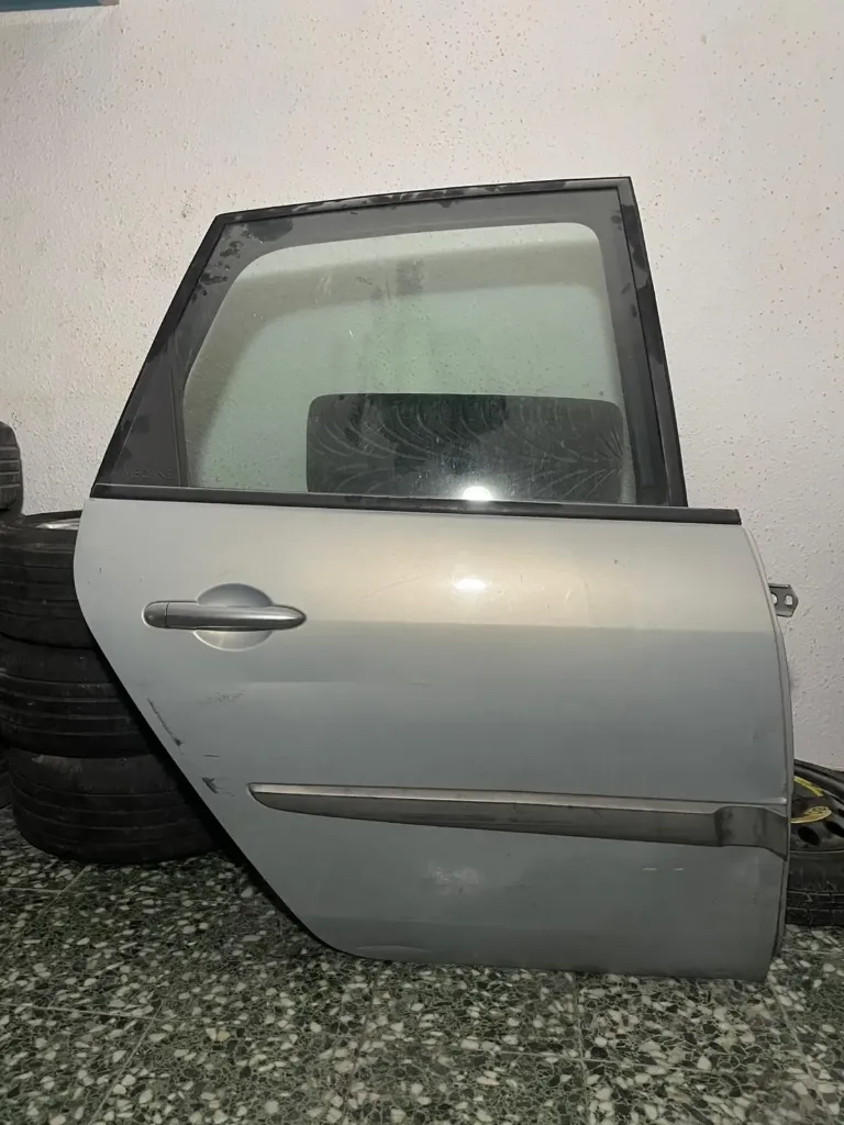 PUERTA TRASERA DERECHA RENAUL SCENIC 2003